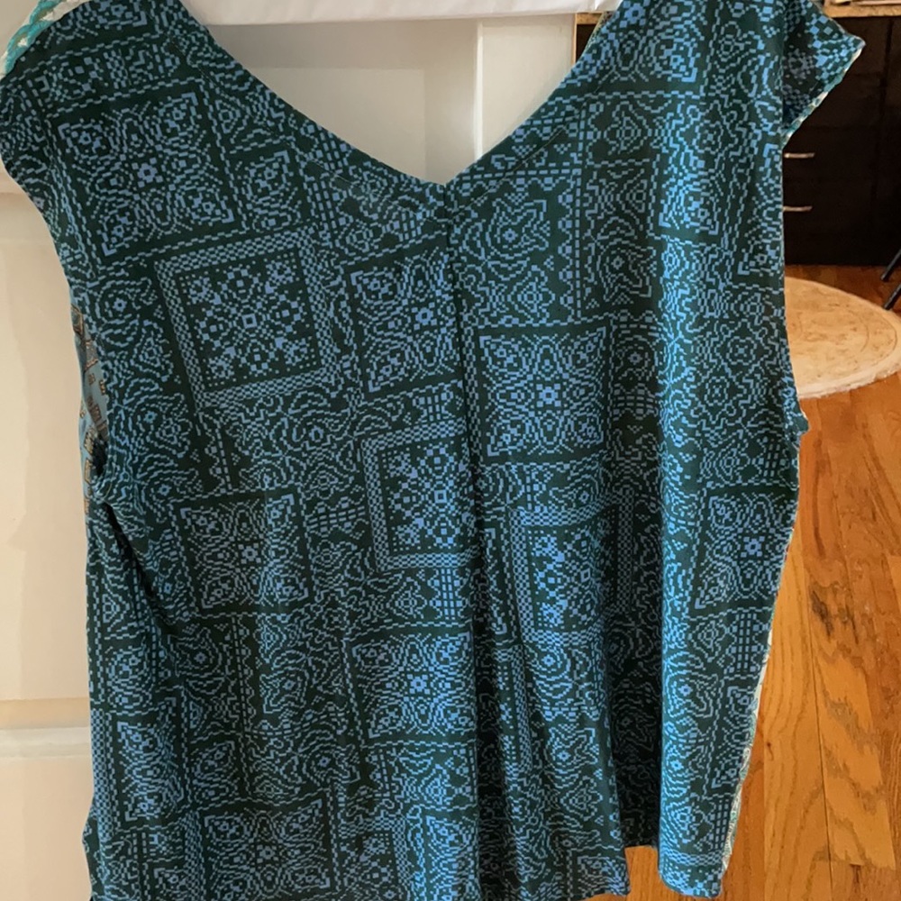 Tiny | Anthropologie V Neck Size Large. EUC. - Picture 7 of 9